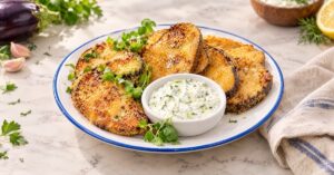 Berenjenas rebozadas crujientes con tzatziki — receta de La Cocina de Sofy