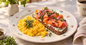 Tostada de salmón ahumado con queso finas hierbas — receta de La Cocina de Sofy